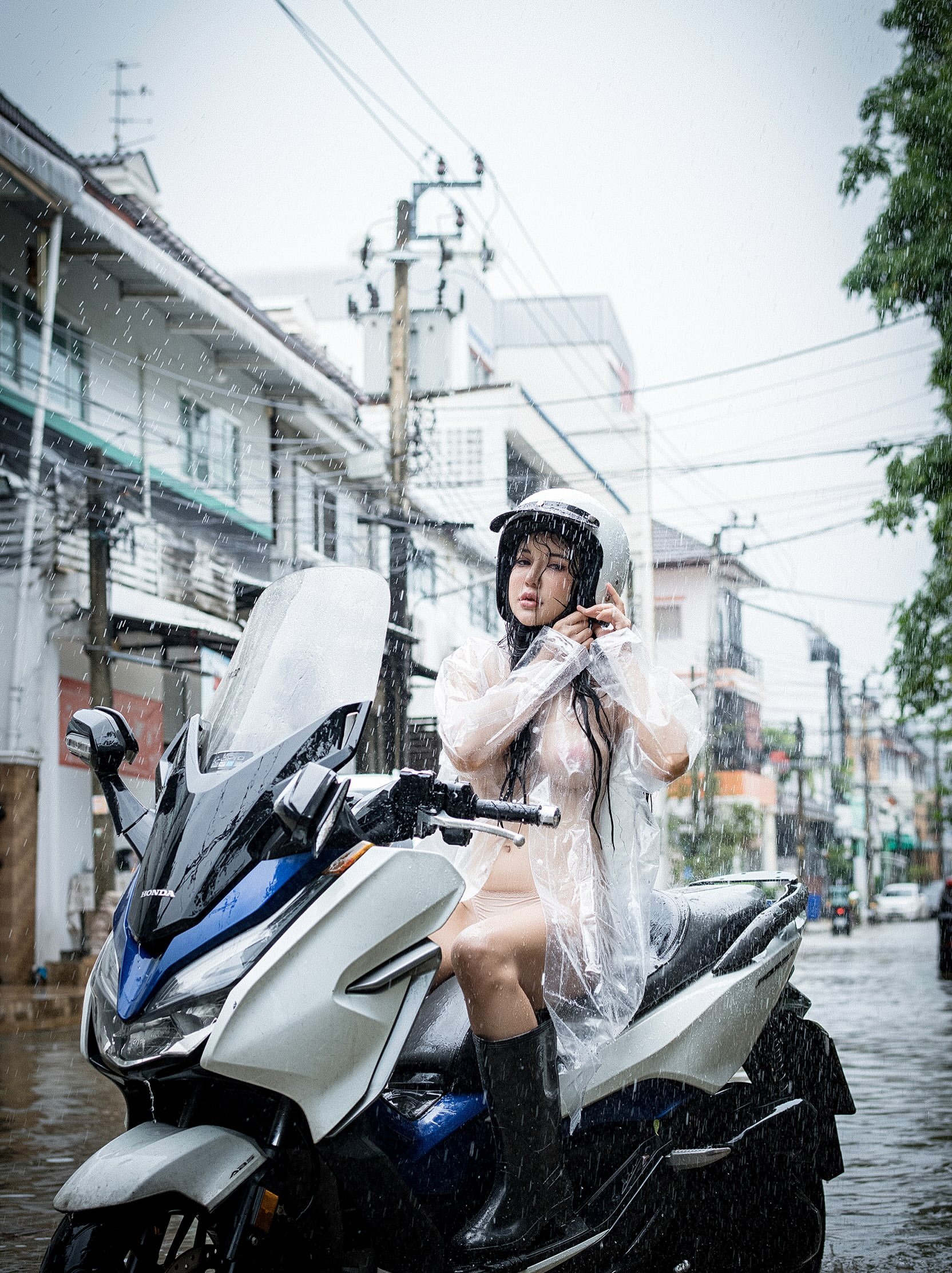 chubpydoo雨下那么大，光靠水衣能行吗…… - 第1张