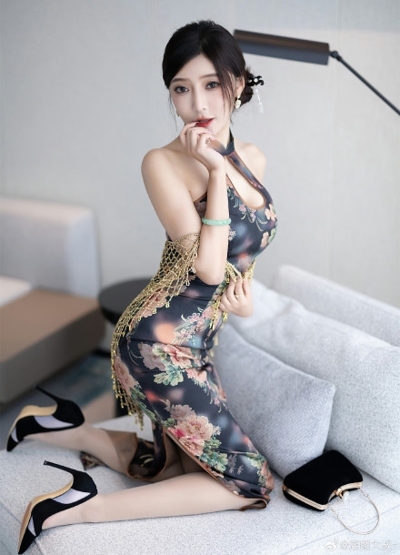 No.7495 期 81张+1P 性感深色花纹旗袍服饰，性感淡紫色内衣搭配性感诱人原色丝袜，原图可.俬.我X#写真##颜值美女##模特##少女写真集#
